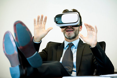 simsearch:400-08621230,k - Businessman using virtual reality headset in office Foto de stock - Sin royalties Premium, Código: 632-09254717