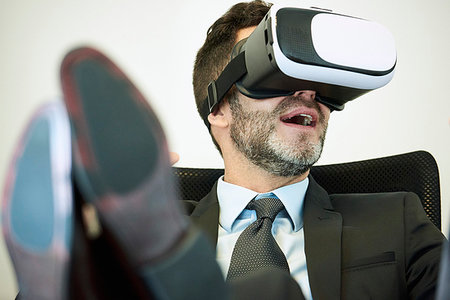 simsearch:400-08621230,k - Businessman using virtual reality headset in office Foto de stock - Sin royalties Premium, Código: 632-09254718