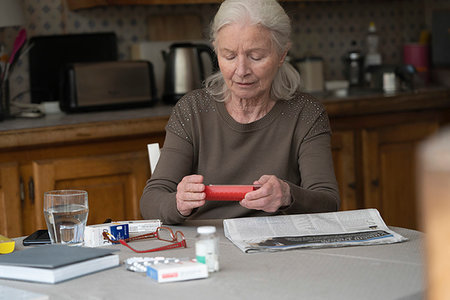 Woman looking at pill box Photographie de stock - Premium Libres de Droits, Code: 632-09272997