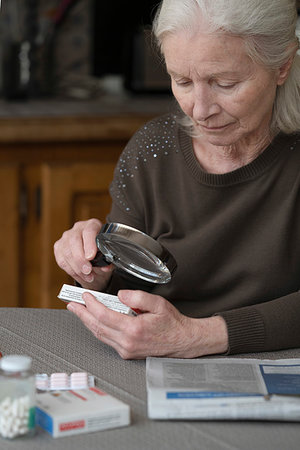 Senior woman reading label of pill box Photographie de stock - Premium Libres de Droits, Code: 632-09272993