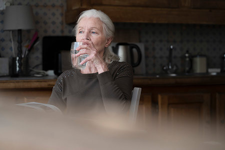 Senior woman drinking water Fotografie stock - Premium Royalty-Free, Codice: 632-09273003
