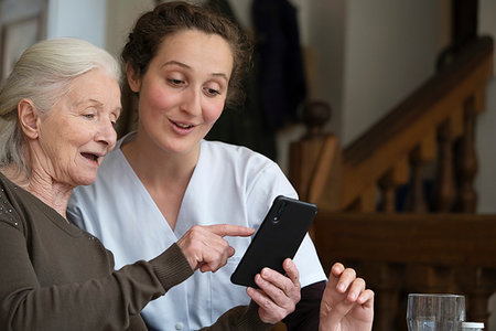 simsearch:614-06718079,k - Senior patient using smartphone Fotografie stock - Premium Royalty-Free, Codice: 632-09273013