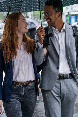 Couple walking on street Foto de stock - Sin royalties Premium, Código: 632-09273043