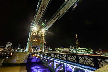Tower Bridge over Thames River Foto de stock - Sin royalties Premium, Código: 632-09273143