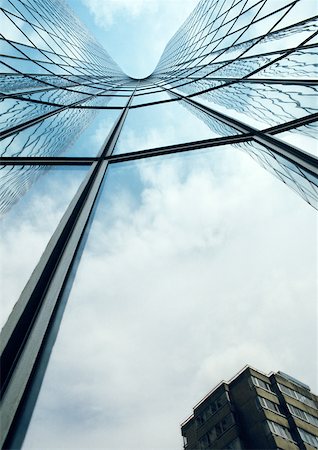 Building reflected in skyscraper's facade, low angle view Foto de stock - Royalty Free Premium, Número: 632-01135560