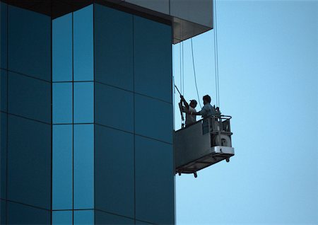 Two men cleaning skyscraper's windows Foto de stock - Royalty Free Premium, Número: 632-01135664