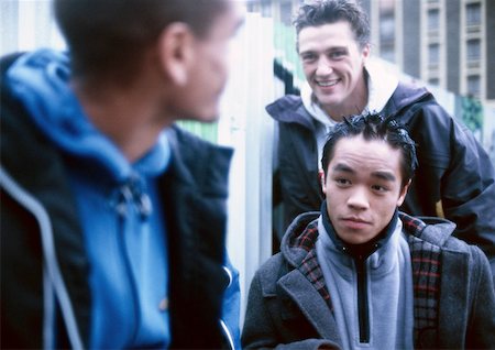 Three young men outside, building in background Foto de stock - Sin royalties Premium, Código: 632-01137005