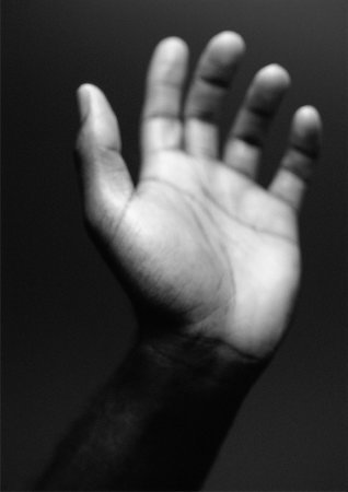 pedir ajuda - Man's hand, close up, black and white. Foto de stock - Royalty Free Premium, Número: 632-01137489
