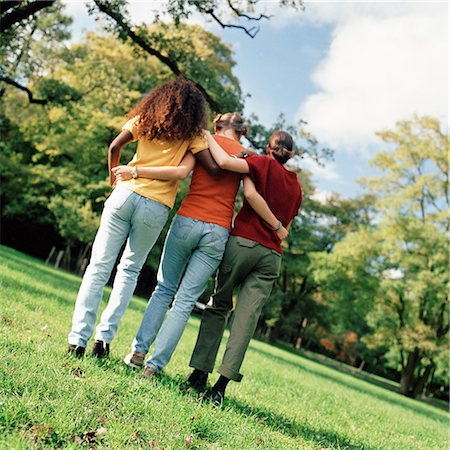 simsearch:632-01137036,k - Three young women walking on grass with arms around each other, rear view, full length Foto de stock - Sin royalties Premium, Código: 632-01137594