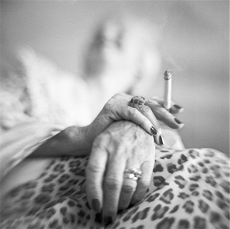 fumeuse - Mature holding cigarette, vue d'angle faible, b&w des mains de femme Photographie de stock - Premium Libres de Droits, Code: 632-01144277