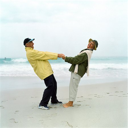 farsi in quattro - Mature couple holding hands on beach Fotografie stock - Premium Royalty-Free, Codice: 632-01144743
