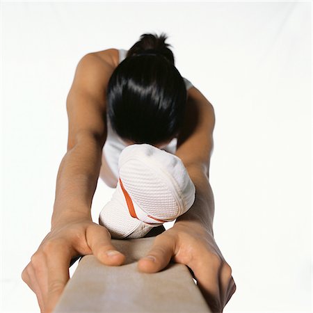 Young female gymnast in splits on balance beam Stock Photo - Premium Royalty-Free, Code: 632-01145004