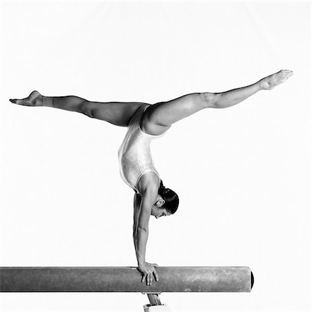 simsearch:695-03386244,k - Young female gymnast performing on balance beam, side view Foto de stock - Sin royalties Premium, Código: 632-01145056