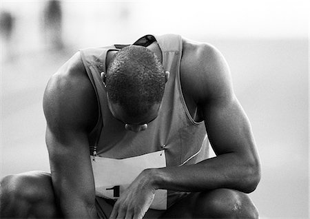 simsearch:632-01145139,k - Male athlete crouching, head down, close-up, b&w Foto de stock - Sin royalties Premium, Código: 632-01145065