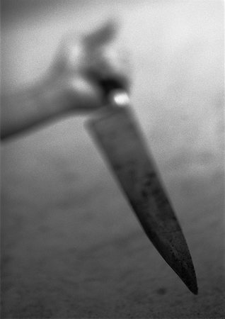 pánico - Hand holding kitchen knife, blurred, b&w Foto de stock - Sin royalties Premium, Código: 632-01145244