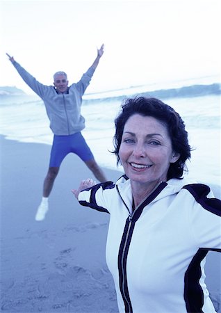 seniors exercising beach - Mature man and woman stretching on beach Foto de stock - Sin royalties Premium, Código: 632-01146639