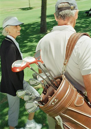 simsearch:695-03384141,k - Two mature golfers, one carrying clubs, rear view Fotografie stock - Premium Royalty-Free, Codice: 632-01146694