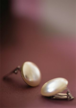 pearl - Clip-on earrings, close-up Stock Photo - Premium Royalty-Free, Code: 632-01147205