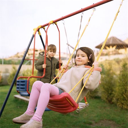 simsearch:695-03385371,k - Children playing on swings Foto de stock - Royalty Free Premium, Número: 632-01147943