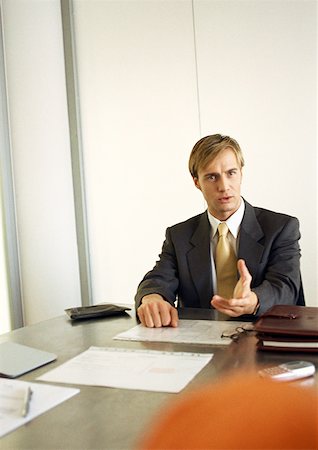 decision maker - Businessman sitting at table talking. Foto de stock - Sin royalties Premium, Código: 632-01148349