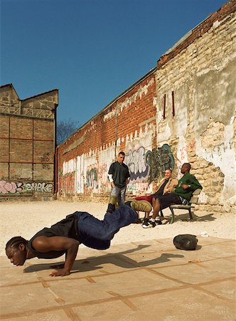 Homme en équilibre sur les mains, break dance en milieu urbain Photographie de stock - Premium Libres de Droits, Code: 632-01148542