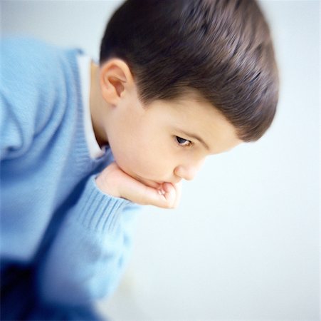 simsearch:695-03389917,k - Boy with hand under chin, side view Foto de stock - Royalty Free Premium, Número: 632-01149389