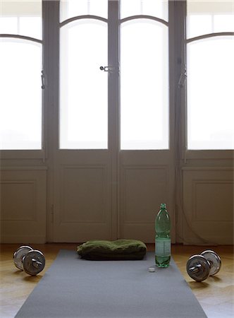 french window - Weights on floor next to bottle and workout mat Stock Photo - Premium Royalty-Free, Code: 632-01149503