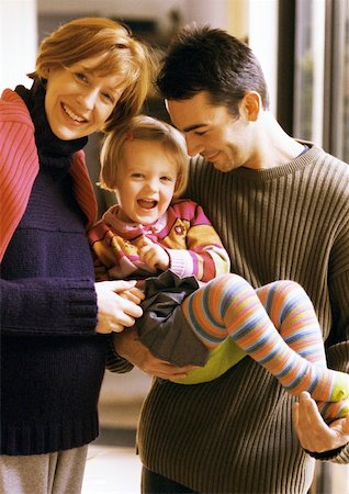 simsearch:632-01141193,k - Couple holding child, smiling Foto de stock - Sin royalties Premium, Código: 632-01141198