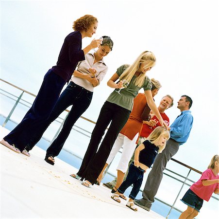 People standing and holding glasses, outside Foto de stock - Sin royalties Premium, Código: 632-01142661