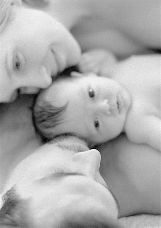 simsearch:632-01141193,k - Mother and father with infant, close-up, high angle view, b&w Foto de stock - Sin royalties Premium, Código: 632-01143048