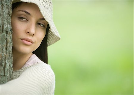 simsearch:633-01572737,k - Young woman hugging tree, close-up of head and shoulders Foto de stock - Royalty Free Premium, Número: 632-01154441