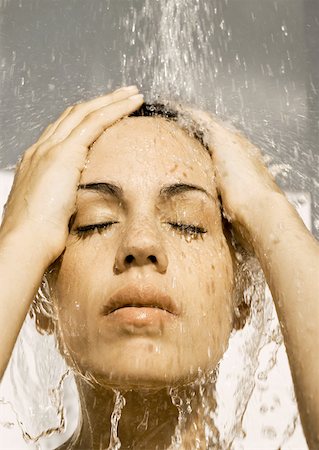 Visage de femme sous la douche, les yeux fermés et mains sur la tête Photographie de stock - Premium Libres de Droits, Code: 632-01154917