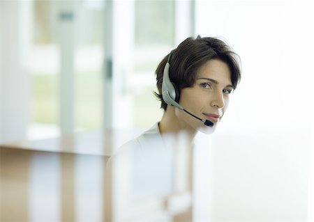 Woman wearing headset, reflection in foreground Foto de stock - Sin royalties Premium, Código: 632-01155815