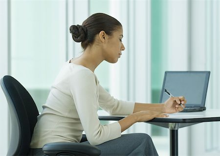 Woman sitting at desk, writing Foto de stock - Sin royalties Premium, Código: 632-01155848