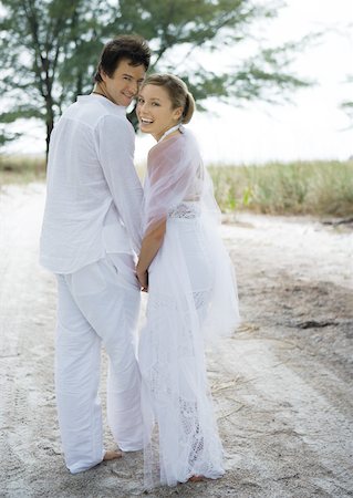 simsearch:694-03326456,k - Mariée et le marié marche sur le sable Photographie de stock - Premium Libres de Droits, Code: 632-01155988