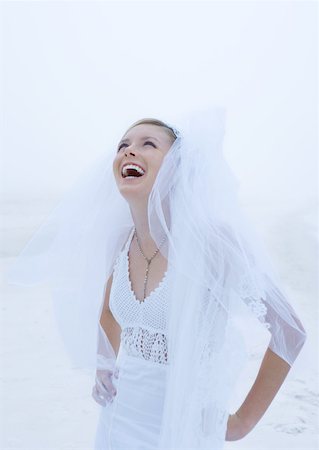 simsearch:632-01156001,k - Bride laughing on beach Foto de stock - Sin royalties Premium, Código: 632-01155996
