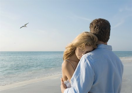 seagulls at beach - Couple s'enlaçant sur une plage Photographie de stock - Premium Libres de Droits, Code: 632-01156267