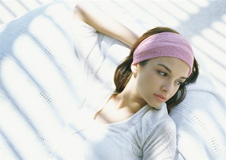 simsearch:633-01992734,k - Young woman lying in shade, looking pensive Foto de stock - Royalty Free Premium, Número: 632-01156415