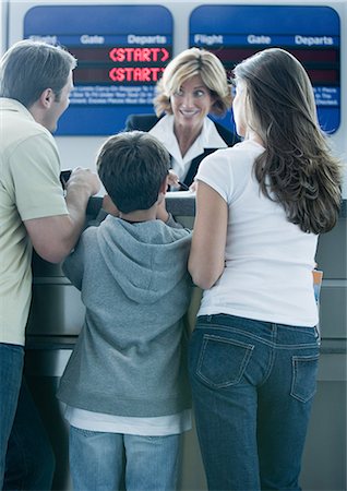 simsearch:632-01156525,k - Famille debout au comptoir de compagnie aérienne Photographie de stock - Premium Libres de Droits, Code: 632-01156523