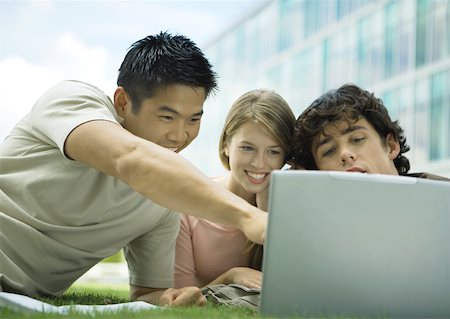 simsearch:695-05778556,k - Three college students using laptop outdoors Foto de stock - Royalty Free Premium, Número: 632-01156832
