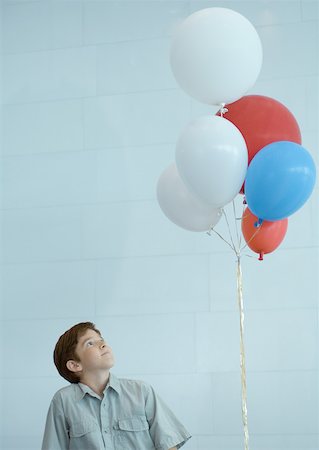 simsearch:632-01156899,k - Boy looking up at bunch of balloons Fotografie stock - Premium Royalty-Free, Codice: 632-01156904