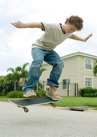 simsearch:614-03228256,k - Boy on skateboard Foto de stock - Sin royalties Premium, Código: 632-01156940