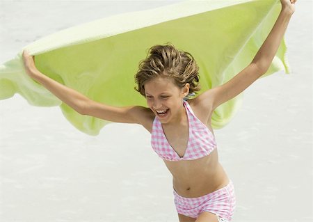 simsearch:632-05554078,k - Girl holding up towel in wind, on beach Fotografie stock - Premium Royalty-Free, Codice: 632-01157003