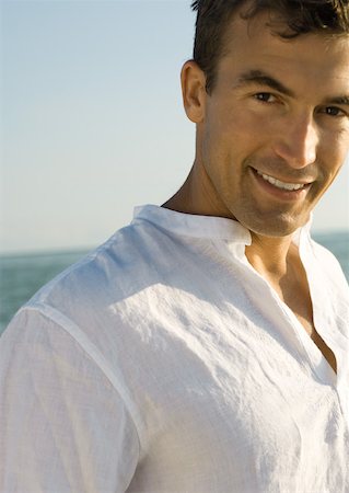 Man smiling, sea in background Foto de stock - Sin royalties Premium, Código: 632-01157110