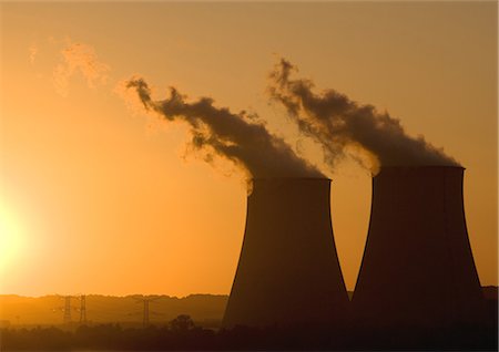 smoke chimney - Nuclear power plant, Nogent-sur-Seine, France Foto de stock - Sin royalties Premium, Código: 632-01157441