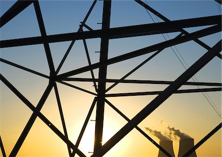 power pylon blue sky - Nuclear power plant, Nogent-sur-Seine, France Foto de stock - Sin royalties Premium, Código: 632-01157484