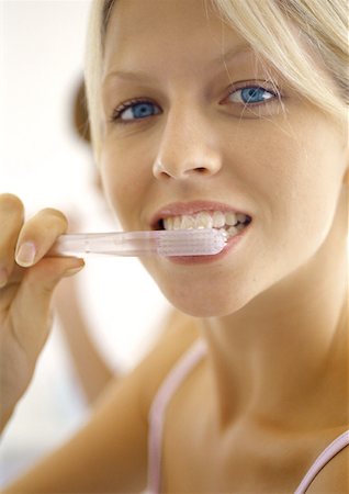 simsearch:640-03261285,k - Young woman brushing teeth Foto de stock - Sin royalties Premium, Código: 632-01158559