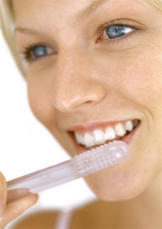 simsearch:640-03261285,k - Young woman brushing teeth Foto de stock - Sin royalties Premium, Código: 632-01158619