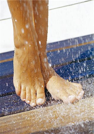 simsearch:6108-06907724,k - Woman's feet under shower, close-up Foto de stock - Royalty Free Premium, Número: 632-01158628