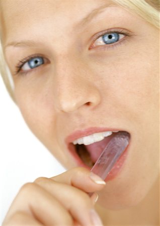 simsearch:640-03261285,k - Young woman brushing teeth Foto de stock - Sin royalties Premium, Código: 632-01158622